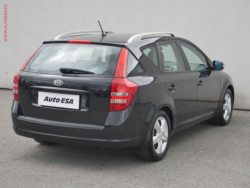 Kia Ceed (2010) 1.4 16V, ČR, Klima - fotka 4 z 13
