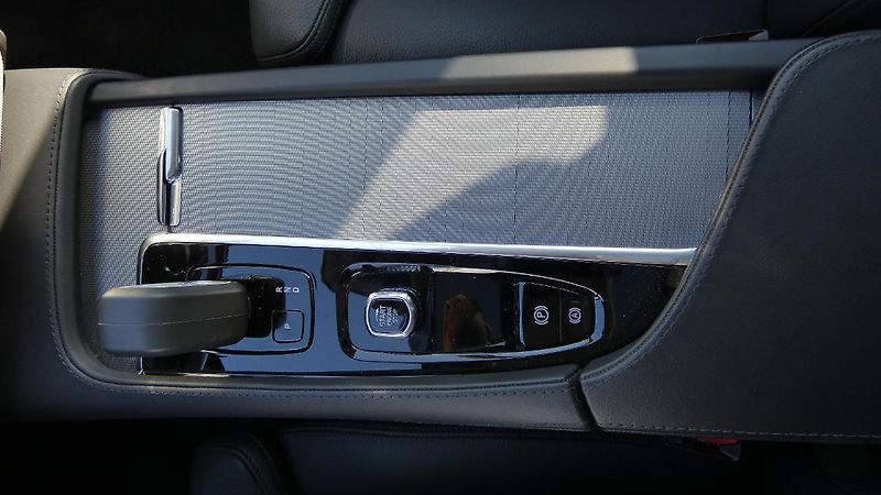 Volvo XC90 B5 AWD Plus Bright 7 míst - fotka 17 z 27