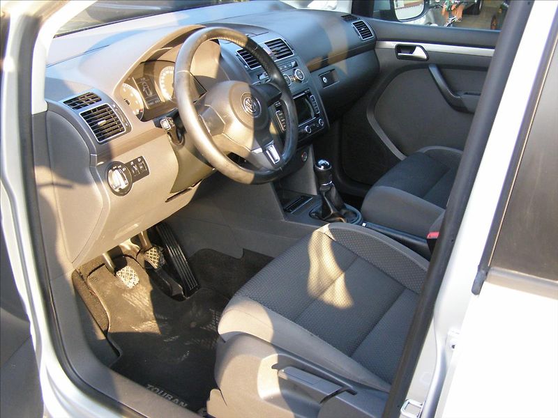 Volkswagen Touran 1,2   77KW REZERVACE - fotka 15 z 39