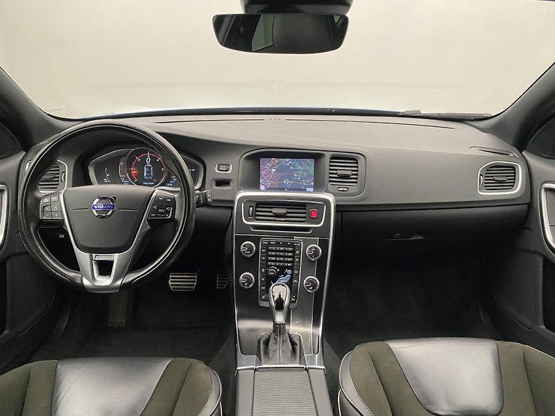 Volvo V60 D4 AWD R-DESIGN AUT  - fotka 2 z 41