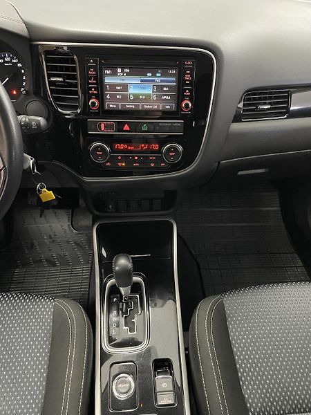 Mitsubishi Outlander 2.0 MIVEC AT 4x4 ČR REZERVACE - fotka 22 z 25