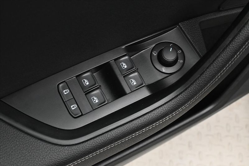 Škoda Superb 2,0 TDI 110 kW DSG Style Záruk - fotka 26 z 32