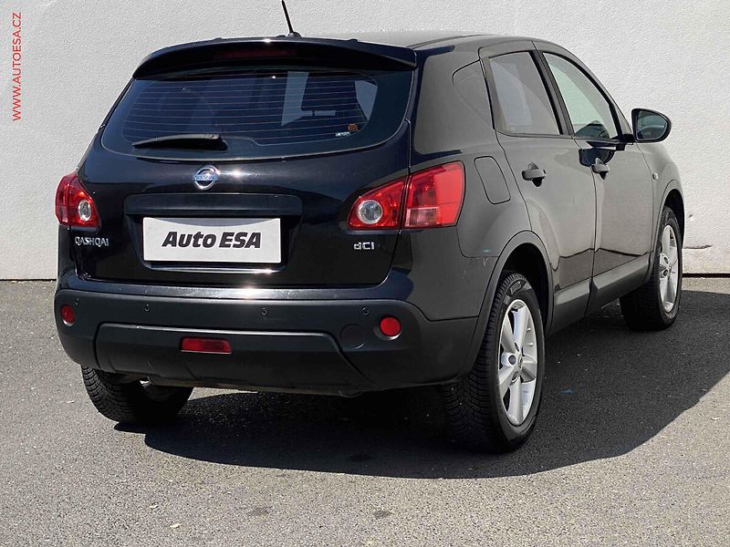 Nissan Qashqai (2010) 2.0dCi 4x4, 2.maj,ČR, I-Way - fotka 4 z 16