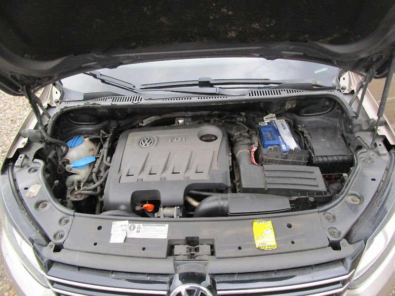 Volkswagen Touran 2,0TDI-103KW-NOVÁ STK - fotka 16 z 17
