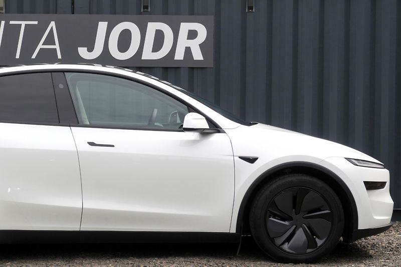 Tesla Model Y Long Range AWD, ČR, Tažné - fotka 10 z 39
