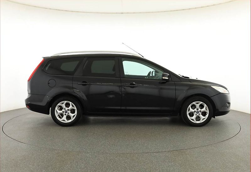 Ford Focus (2010) 1.6 16V, nová STK, Tažné - fotka 6 z 13
