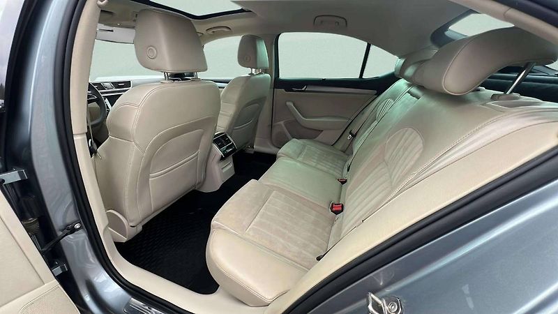 Škoda Superb Liftback 2.0 TDI DSG 140kW 6AT - fotka 28 z 36