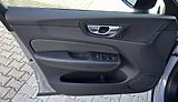 Volvo XC60 B5 AWD /1. maj / výhřev + kola - náhled 11