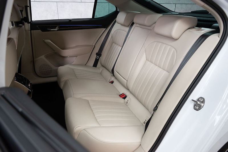 Škoda Superb 2.0 TDI L&K*TAŽNÉ*DPH*ČR 1.MAJ - fotka 12 z 52