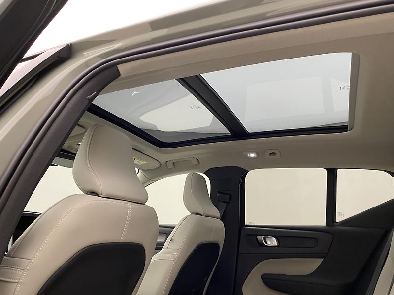 Volvo XC40 B4 DARK ULTRA AUT CZ - fotka 32 z 59