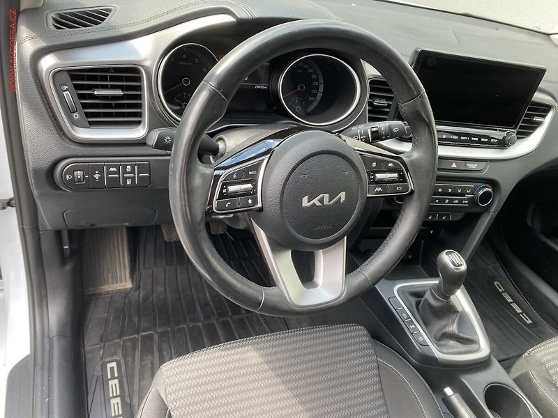 Kia Ceed (2022) 1.5 TGDi SW, ČR, TOP, LED - fotka 13 z 19