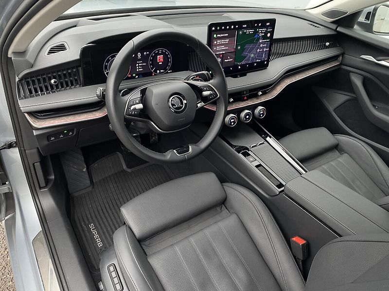 Škoda Superb Combi 2,0 TDI L&K 4x4 DSG - fotka 7 z 30