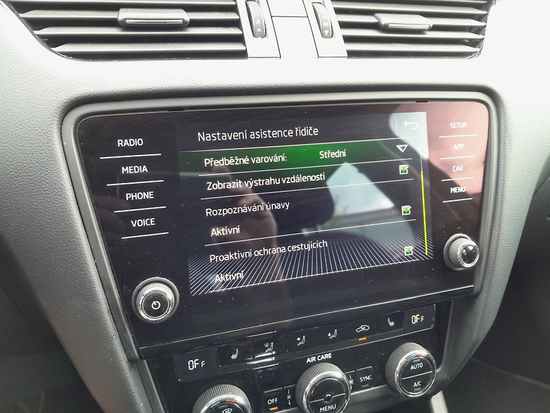 Škoda Octavia 2,0 TDI DSG serviska 2x klíč - fotka 16 z 18