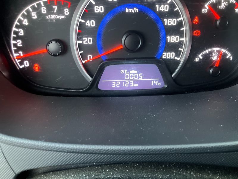 Hyundai i10 (2019) 1.0 FAMILY CLUB KLIMA 1.MAJ.ČR - fotka 18 z 22
