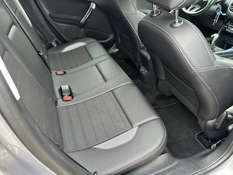 Peugeot 2008 (2014) 1.6Hdi 68Kw Allure - fotka 13 z 25