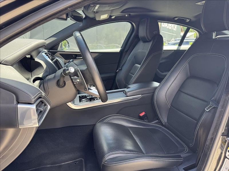 Jaguar XE 2,0 D180 R-Dynamic S AT DPH - fotka 12 z 31