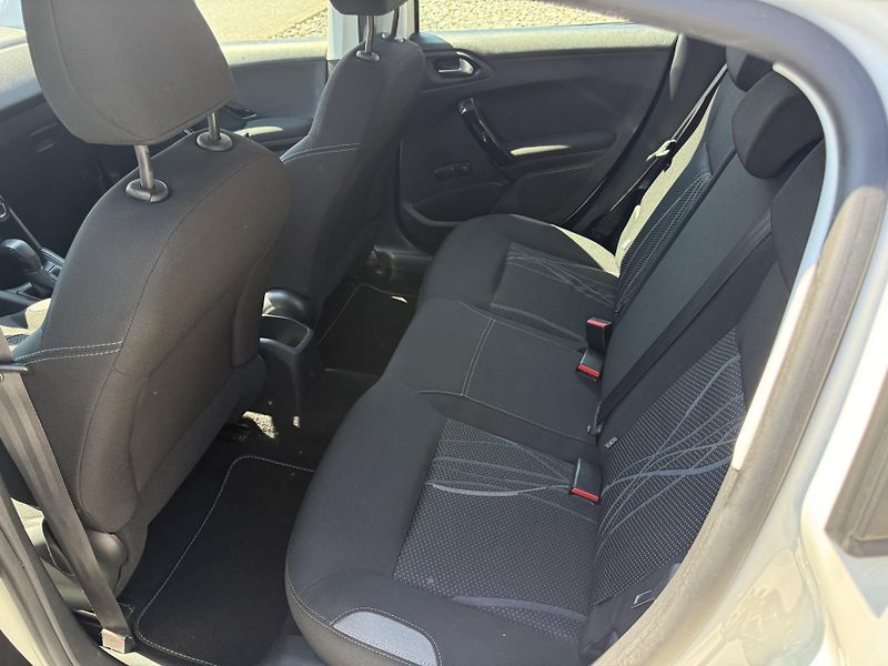 Peugeot 208 1.2i 60 KW ALU SERVIS. - fotka 13 z 13