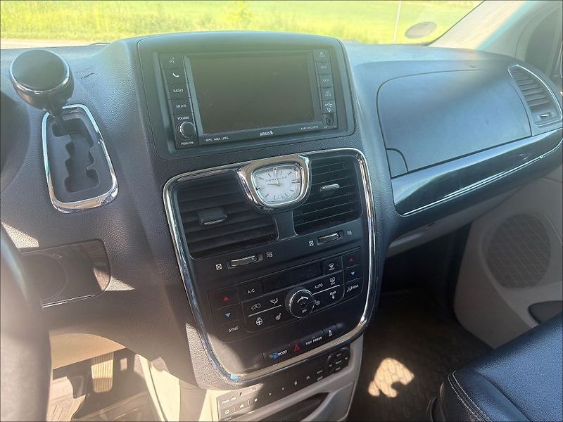 Chrysler Town & Country (2011) 3,6 RT DVD LPG Kůže 2011 - fotka 17 z 19