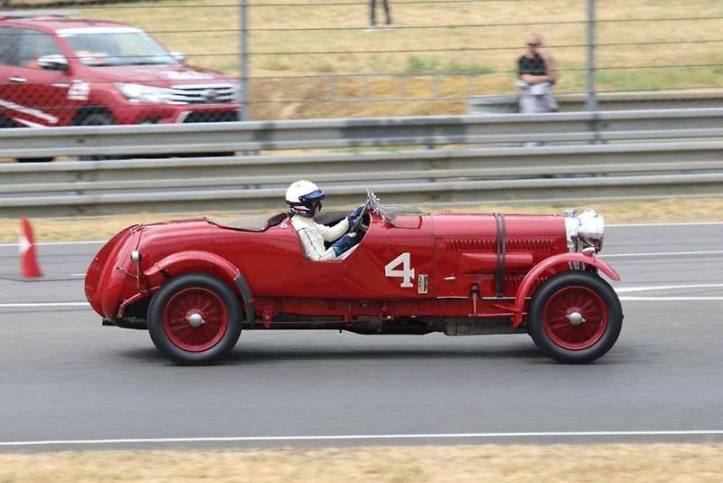 Zážitek na celý život si z jubilejního závodu 24 hodin Le Mans odvezli automodeláři z Mostu. Malé a velké Porsche podruhé.