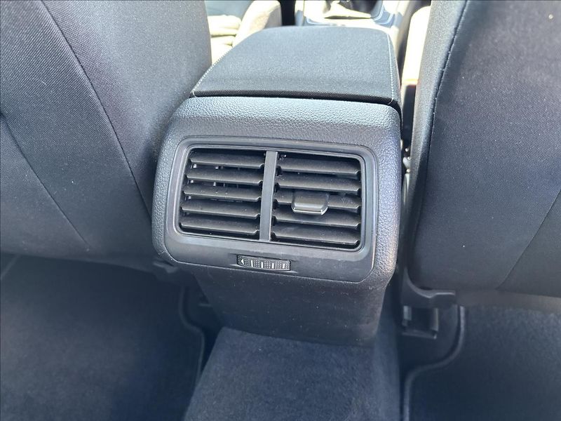 Volkswagen Golf 1,0 TSI 81 kW Comfortline - fotka 18 z 48