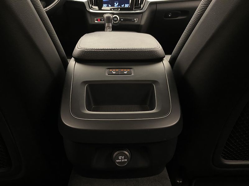Volvo S90 D4 MOMENTUM AUT  - fotka 30 z 43