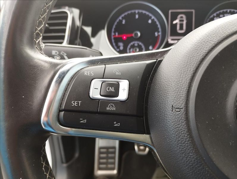 Volkswagen Golf 2,0 TDi 110KW R-Line - fotka 14 z 17
