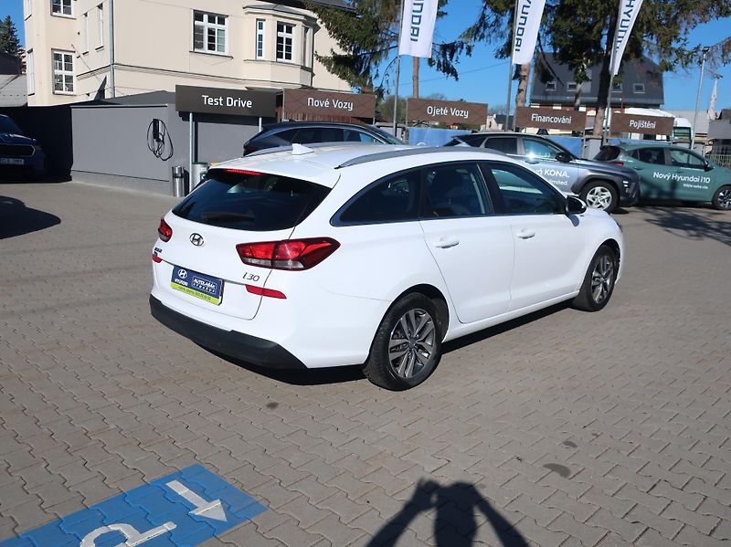 Hyundai i30 1.6CRDi 85kW STYLE NAVI ALU - fotka 7 z 31