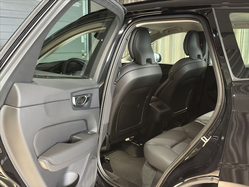 Volvo XC60 (2026) 2,0 B5  Plus Dark - fotka 16 z 31