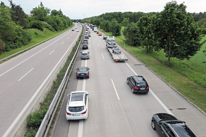 Záchranářská ulička mezi automobily na německé dálnici A6 u Mannheimu./ Zdroj: Hubert Berberich (HubiB) / Wikimedia Commons, CC BY 3.0
