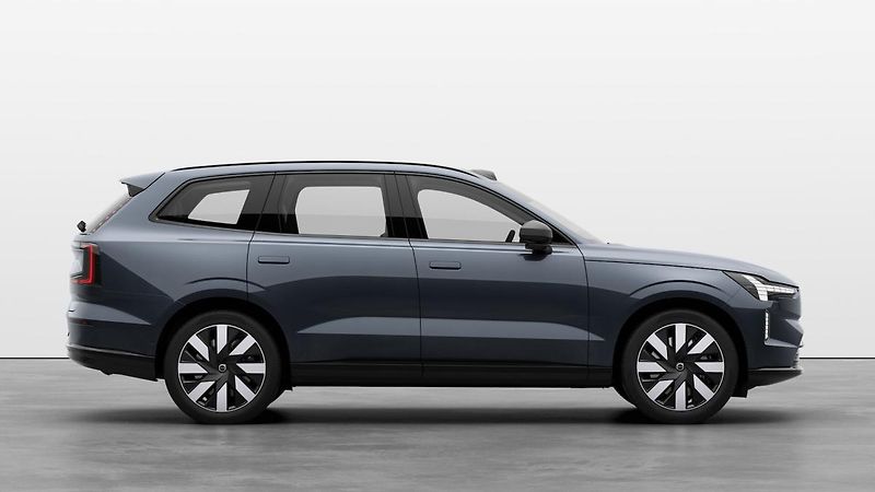 Volvo EX90 (2026) PLUS, Twin Motor, 300 kW / 408 - fotka 4 z 7