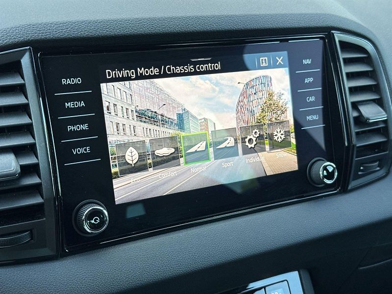 Škoda Karoq (2022) 2.0 TDI 4x4 DSG Sportline - fotka 14 z 33