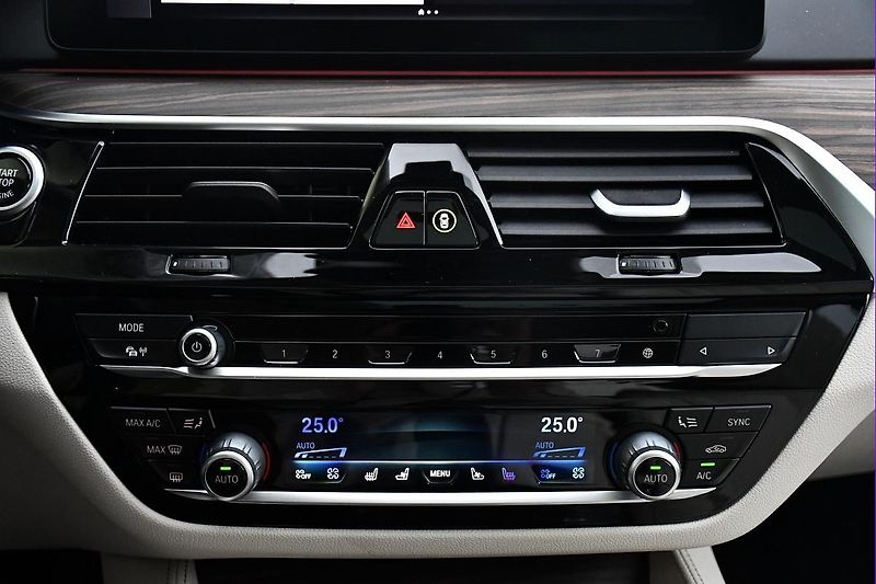 BMW Řada 5 540i xD LUXURY HUD LASER TAŽNÉ - fotka 28 z 46