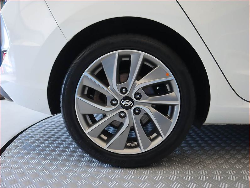 Hyundai i30 (2018) Family 1.4 T-GDI, Automat - fotka 15 z 20