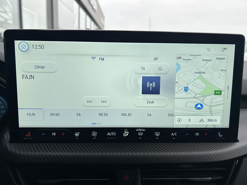 Ford Kuga 2.5Hybrid PHEV 134kW ST-Line X - fotka 27 z 37