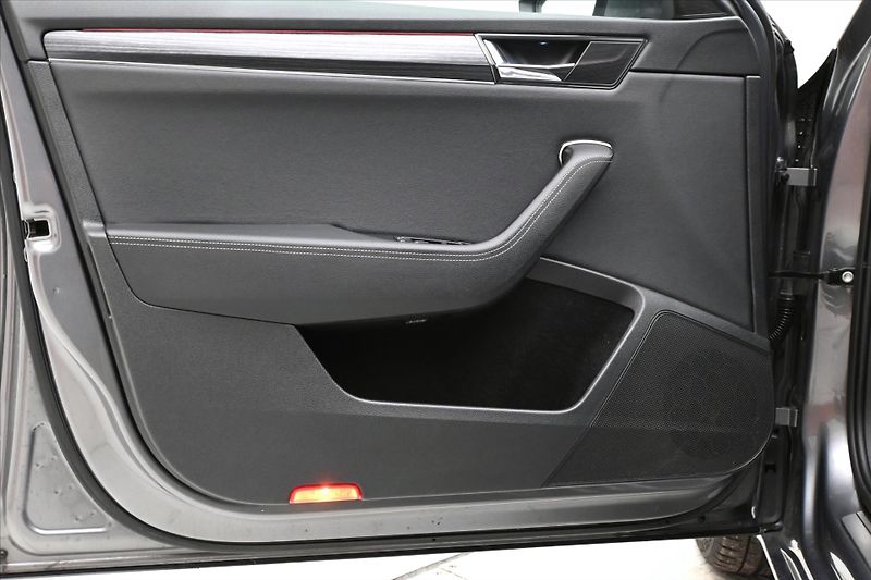 Škoda Superb 2,0 TDI 110 kW DSG Style Záruk - fotka 23 z 31