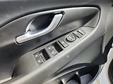 Hyundai i30 1.MAJ.-AUTOMAT-NIZKÉ KM-KAMERA - náhled 9