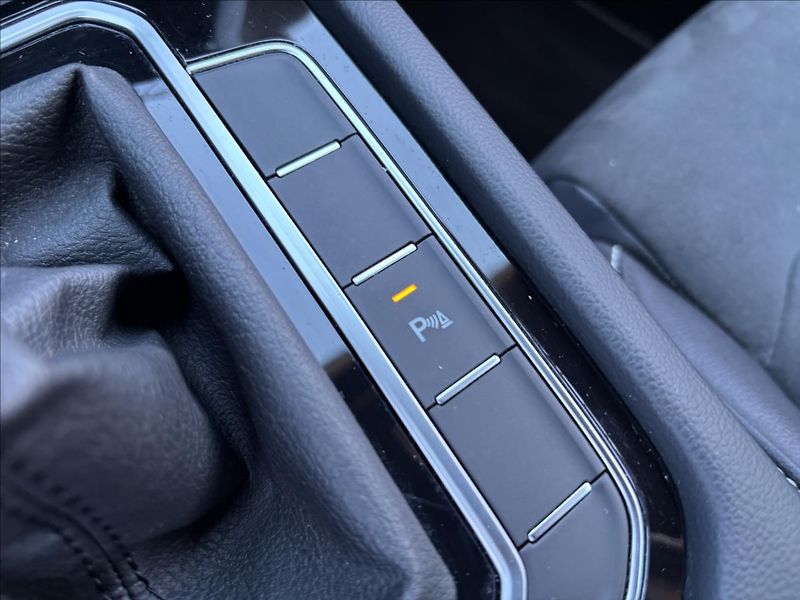 Volkswagen Passat 2,0 TDI 147kW Elegance DSG - fotka 39 z 46