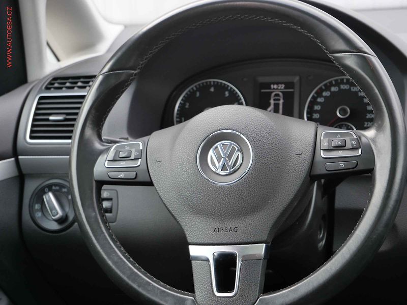 Volkswagen Touran (2014) 1.2 TSi, Life, panor, +kola - fotka 11 z 18