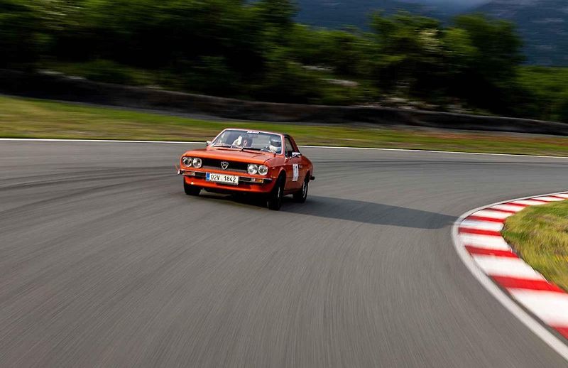 Všichni účastníci s vozy v cíli druhého ročníku Oldtimer Expressu, který mířil z Prahy do řeckých Atén.