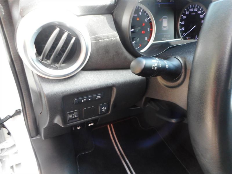 Nissan Micra 1,0 N - Sport BOSE - fotka 12 z 31