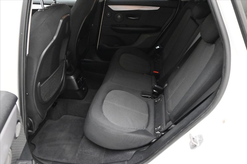BMW Řada 2 2,0 218d 110 kW Active Záruka - fotka 14 z 31