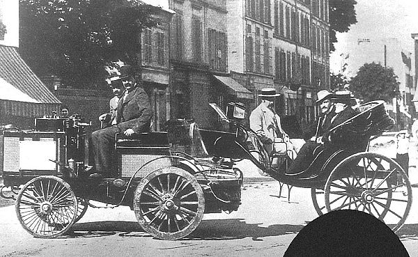 Hrabě Jules-Albert de Dion se svým parním traktorem.