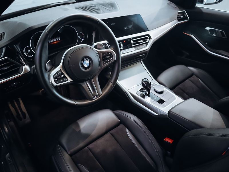 BMW Řada 3 320d Touring xDrive - fotka 23 z 26