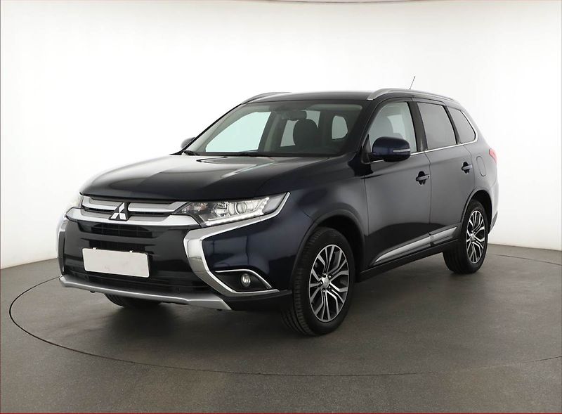 Mitsubishi Outlander (2017) 2.2 DI-D, 7 míst, Tempomat - fotka 2 z 14