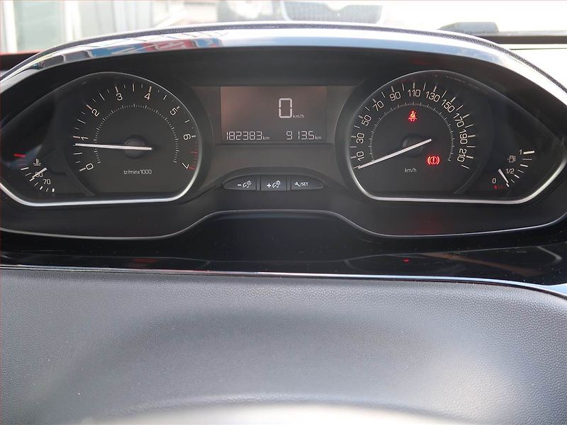 Peugeot 208 (2015) 1.2 PureTech, Tempomat - fotka 11 z 16