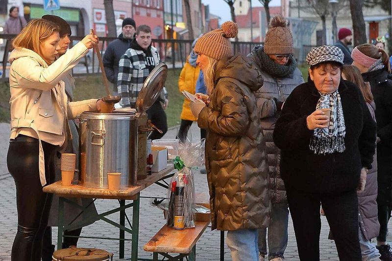 Auta svítící jako vánoční stromečky projela jižním Plzeňskem pro dobrou věc.