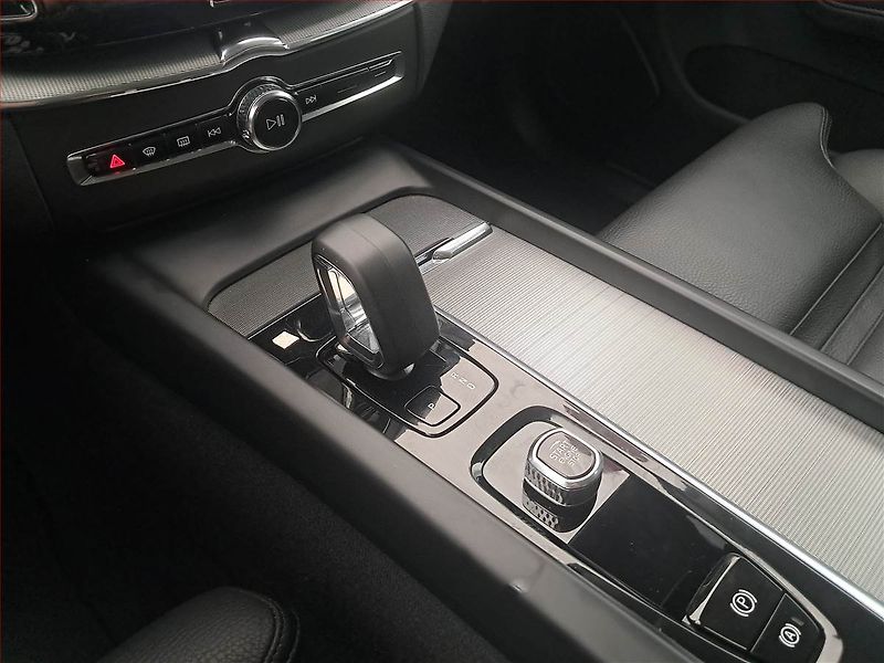 Volvo XC60 (2023) B4 AWD - fotka 16 z 18