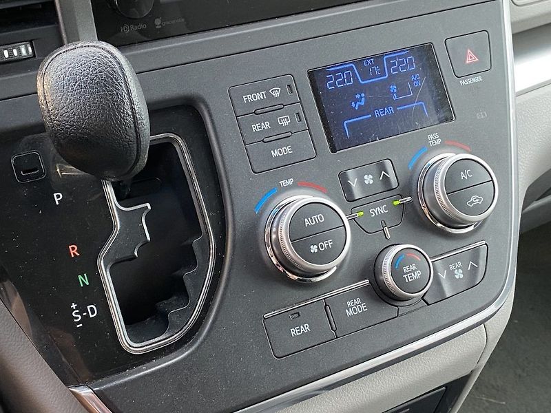 Toyota Sienna 3.5i V6, automat, 4x4, STK - fotka 24 z 28