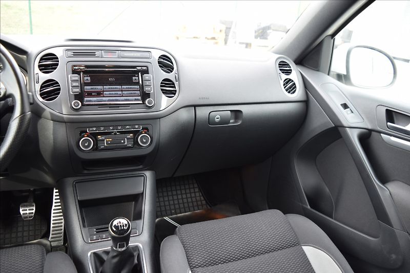 Volkswagen Tiguan 2,0 TDi 81KW R-LINE - fotka 20 z 51