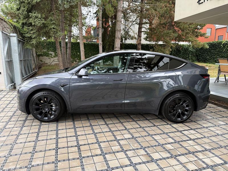 Tesla Model Y Long Range AWD 20´ - fotka 3 z 40